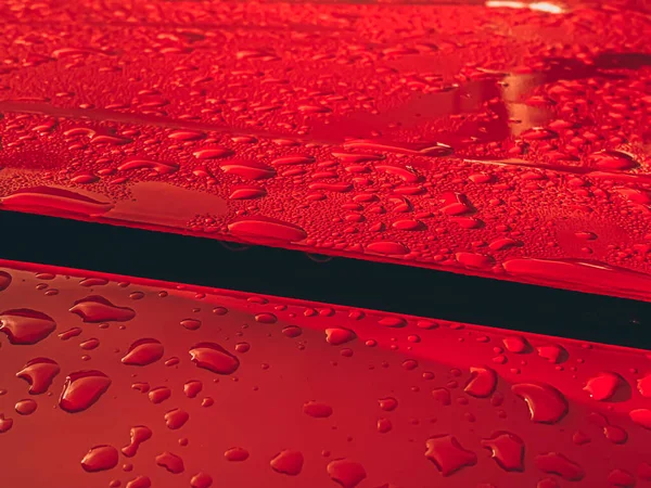 Een Close Shot Van Water Druppels Een Rode Achtergrond — Stockfoto