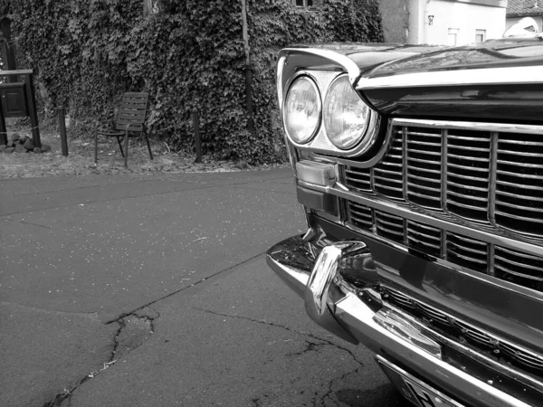 Серый Снимок Черного Винтажного Автомобиля — стоковое фото
