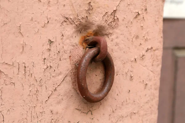 ภาพระยะใกล ของแหวนโลหะสน ดอย บนผน งของบ — ภาพถ่ายสต็อก