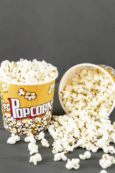 Eine Nahaufnahme Von Popcorn Auf Grauem Studiohintergrund Konzept Kino Filme — Stockfoto