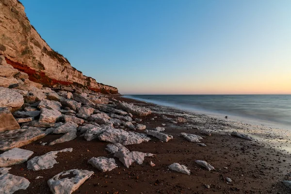 Μια Όμορφη Λήψη Ενός Παράκτιου Βράχου Μια Βραχώδη Παραλία Στο — Φωτογραφία Αρχείου