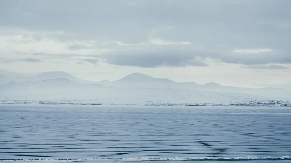 Vacker Utsikt Över Den Frusna Sjön Sevan Vinterdag — Stockfoto