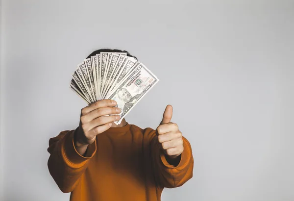 Muž Držící Rozprostřenou Hromadu Dolarů Ukazující Palec Nahoru Kopírovacím Prostorem — Stock fotografie