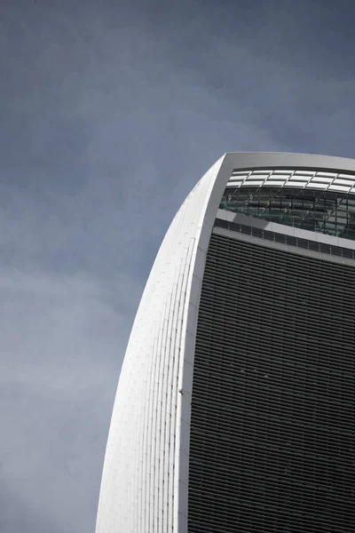 Eine Vertikale Aufnahme Eines Modernen Gebäudes Vor Bewölktem Himmel — Stockfoto