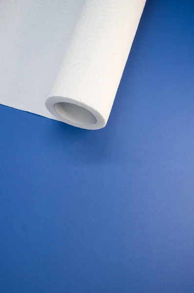 Rollo Papel Cocina Sobre Fondo Azul — Foto de Stock