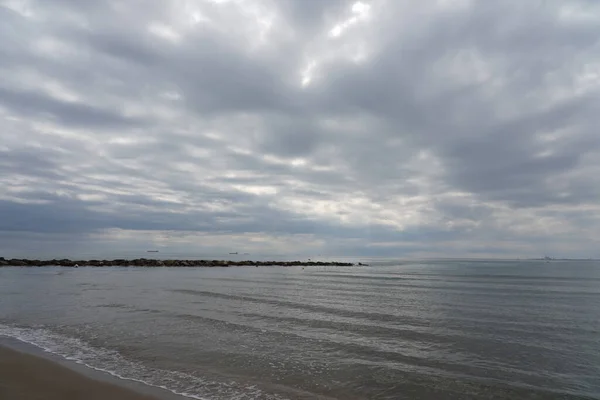 Eine Meereslandschaft Unter Wolkenverhangenem Himmel — Stockfoto