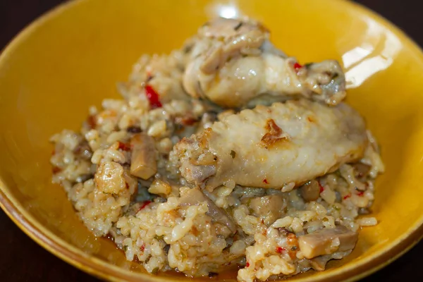 Sebuah Gambar Closeup Ayam Dengan Nasi Dan Sayuran Dalam Mangkuk — Stok Foto