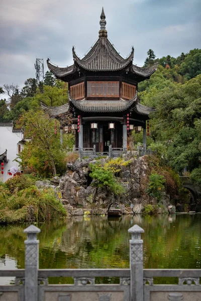 Вертикальный Снимок Японского Храма Окруженного Растениями Озером — стоковое фото
