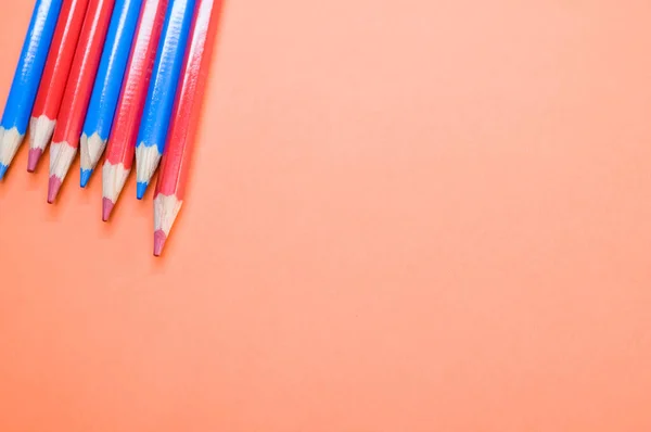 Eine Hochwinkelaufnahme Von Roten Und Blauen Bleistiften Auf Roter Oberfläche — Stockfoto