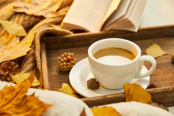 Nahaufnahme Einer Tasse Kaffee Und Herbstblättern Auf Hölzernem Hintergrund — Stockfoto