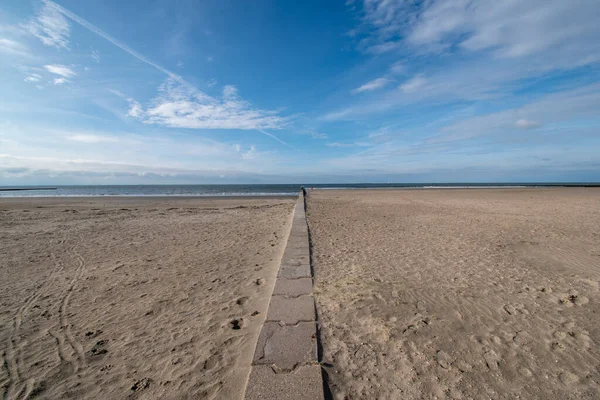 Uma Costa Arenosa Borkum Alemanha Sob Céu — Fotografia de Stock