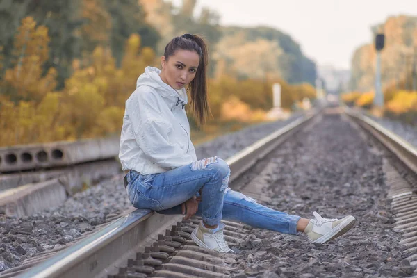 Ein Schönes Junges Aber Müdes Und Trauriges Mädchen Weißer Jacke — Stockfoto