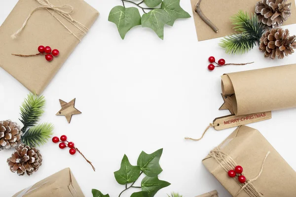 包装好的礼物 无花果树枝条 松果和快乐圣诞标签的顶视图 上面有白色背景的复制空间 — 图库照片