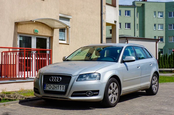 Zaparkované Šedé Audi Auto Činžovního Domu — Stock fotografie