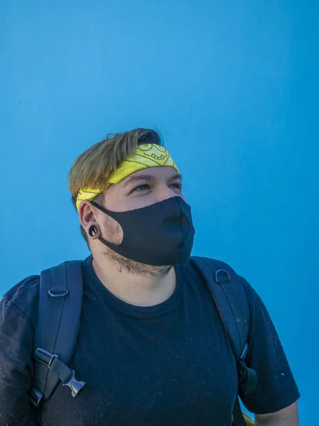 Een Jonge Blanke Man Met Een Medisch Masker Tegen Een — Stockfoto