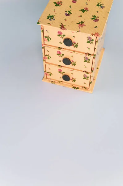 Vertikální Záběr Malé Dřevěné Krabičky Květinovými Vzory Zásuvkami Bílém Povrchu — Stock fotografie