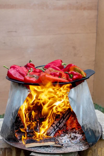 Een Verticaal Shot Van Rode Paprika Wordt Gegrild Barbecue — Stockfoto