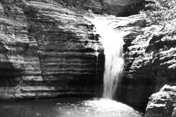 Uma Foto Tons Cinza Uma Pequena Cachoeira Lastiver Armênia — Fotografia de Stock