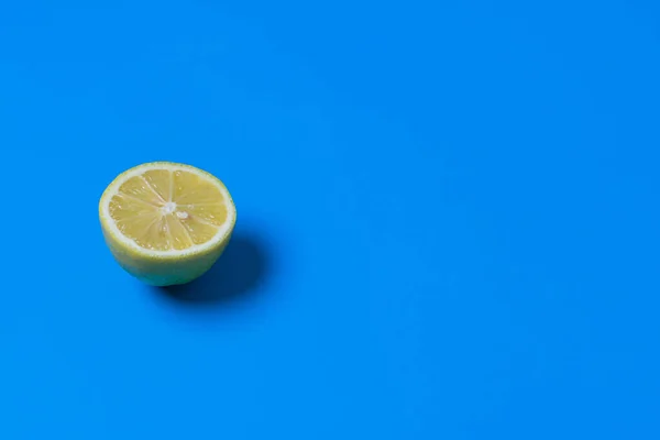 Citron Juteux Divisé Sur Fond Bleu Avec Espace Vide Pour — Photo