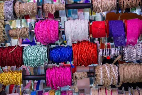 Een Close Shot Van Verschillende Rollen Draden Tapes Een Markt — Stockfoto