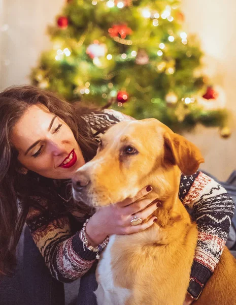 Een Verticaal Schot Van Een Blanke Vrouw Knuffelen Haar Hond — Stockfoto