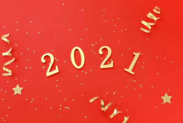 Golden 2021 Een Felrode Achtergrond Nieuwjaarsconcept — Stockfoto