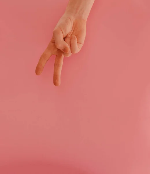 Tiro Vertical Uma Mão Mostrando Sinal Paz — Fotografia de Stock