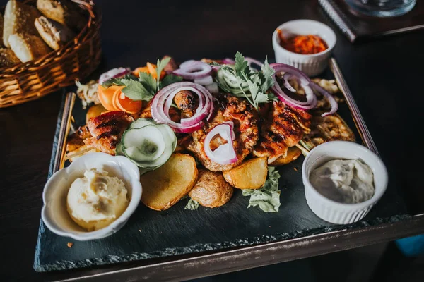 Rodajas Carne Apetitosas Cocinadas Servidas Con Patata Diferentes Salsas Una — Foto de Stock