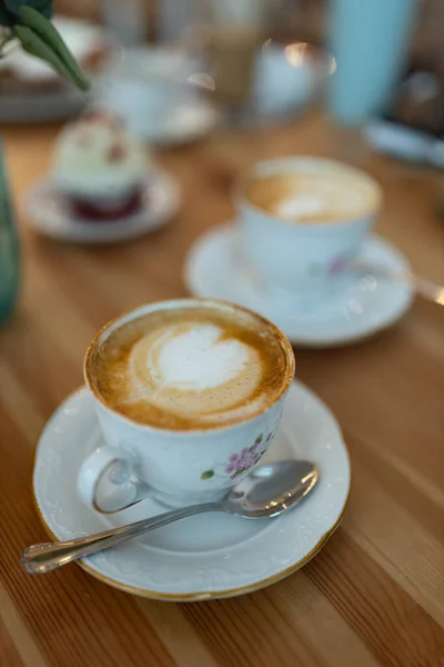 Closeup Shot Cup Cappuccino Coffee Foam Drawing — Stock Photo, Image