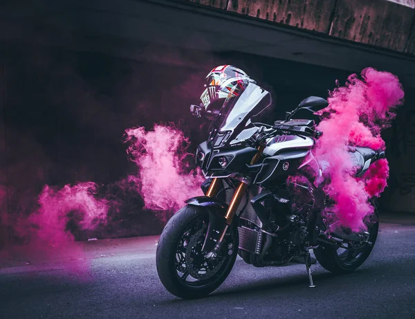 Belgrade Serbia Sierpnia 2020 Motocykl Zaparkowany Ulicy Scena Dymu Różowego — Zdjęcie stockowe