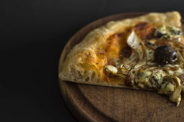 一张带有蘑菇和橄榄的披萨的特写照片 — 图库照片