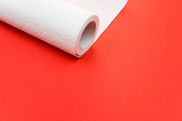 コピースペースのある赤い表面に白い紙タオルロールのクローズアップショット — ストック写真