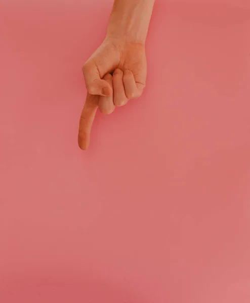 Ein Mann Zeigt Mit Dem Finger Auf Einen Isolierten Rosafarbenen — Stockfoto