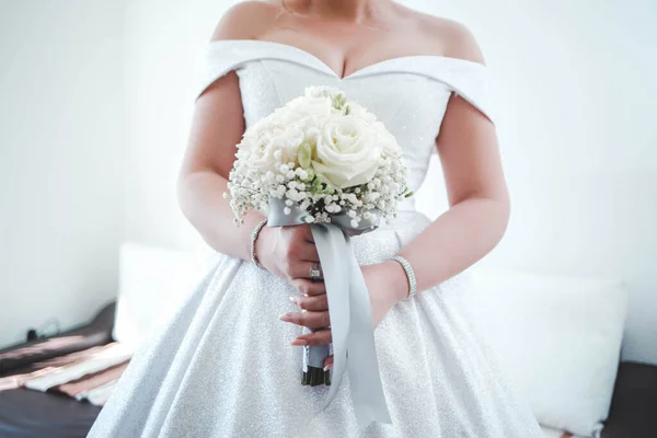 Primo Piano Una Sposa Che Tiene Bellissimo Bouquet — Foto Stock