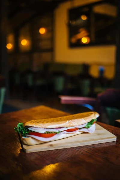 Een Verticaal Shot Van Een Heerlijke Sandwich Tafel — Stockfoto