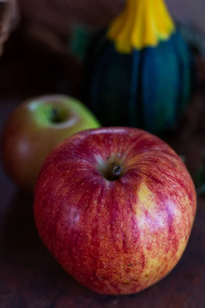 Een Verticaal Shot Van Verse Appels Met Courgette Achtergrond Een — Stockfoto