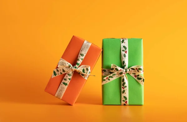 오렌지 배경의 오렌지와 상자를 클로즈업 크리스마스 — 스톡 사진