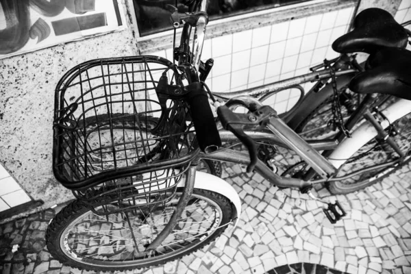 Tiro Escala Cinza Alto Ângulo Uma Bicicleta — Fotografia de Stock