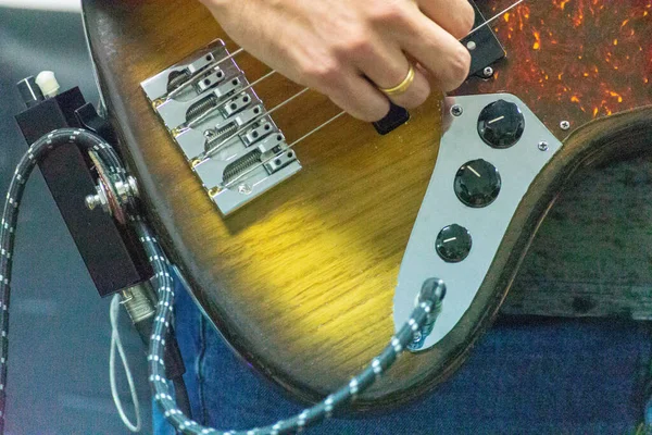Una Toma Selectiva Una Mano Joven Músico Tocando Guitarra Eléctrica —  Fotos de Stock