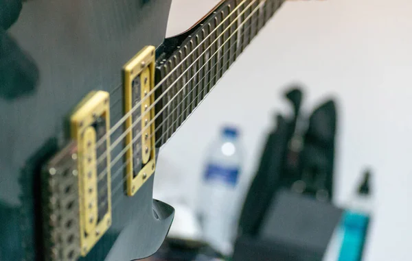 Selektywny Strzał Ostrości Gitary Elektrycznej Studiu — Zdjęcie stockowe