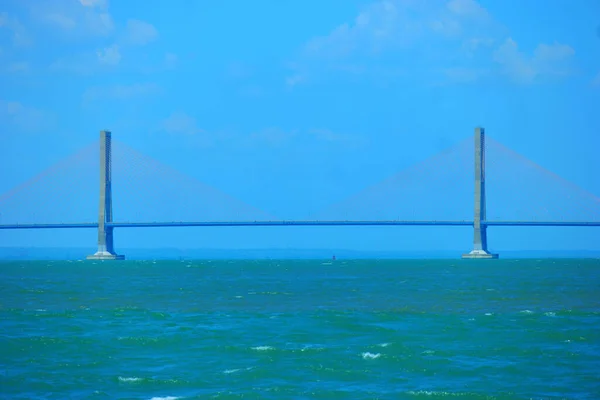 Een Uitzicht Open Zee Een Brug Zee Onder Blauwe Lucht — Stockfoto