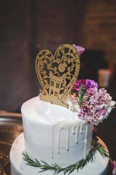 美しく装飾されたウェディングケーキの垂直ショット — ストック写真