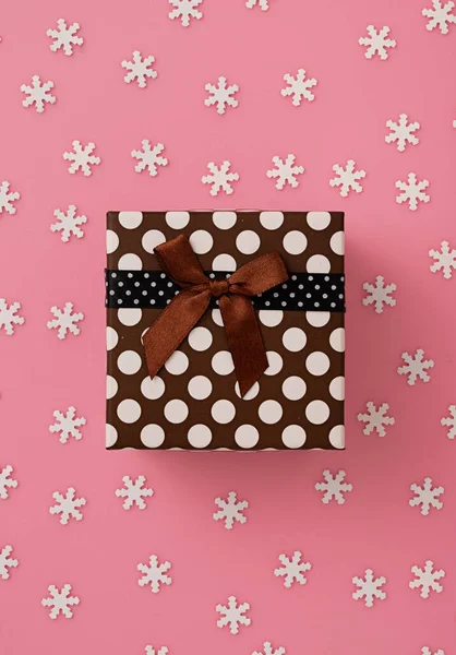 Una Caja Regalo Marrón Polkadot Fondo Rosa Copos Nieve Que —  Fotos de Stock