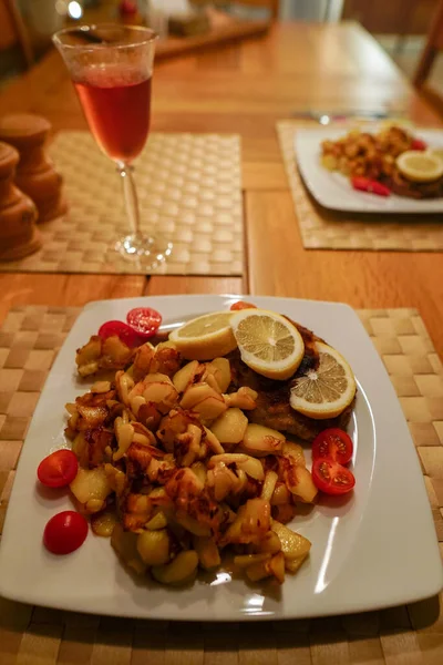 Tiro Vertical Deliciosas Batatas Fritas Com Costeletas Copo Vinho Rosa — Fotografia de Stock