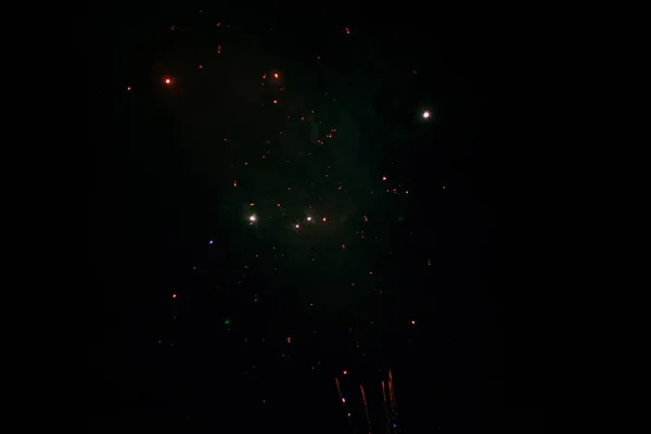 夜空に浮かぶ色とりどりの花火の輝き — ストック写真
