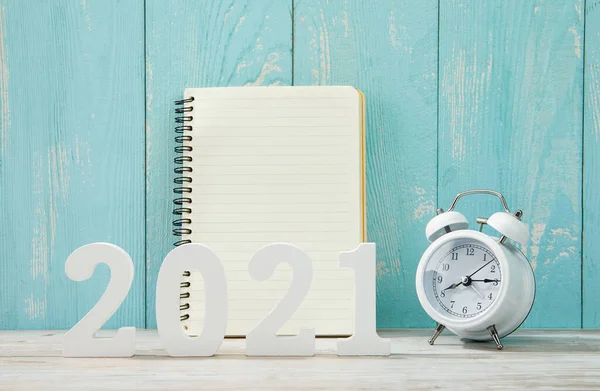 2021 Hecho Con Números Plástico Cuaderno Notas Reloj Despertador Sobre — Foto de Stock