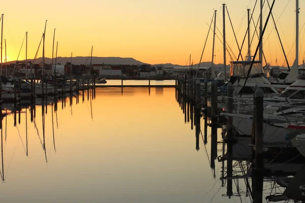 Uma Bela Foto Porto Cheio Navios Durante Pôr Sol — Fotografia de Stock