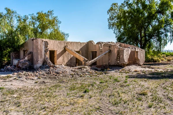 Ένα Παλιό Κατεστραμμένο Σπίτι Από Τούβλα Λάσπης Ένα Χωράφι Κάτω — Φωτογραφία Αρχείου