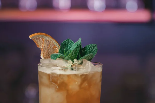 Nahaufnahme Eines Orangen Alkoholischen Cocktails Mit Minzblättern — Stockfoto