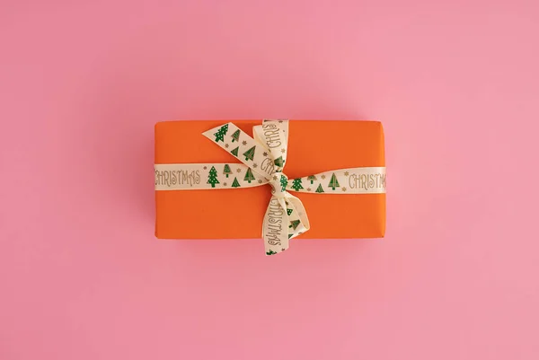Pomarańczowe Pudełko Świąteczne Różowym Tle — Zdjęcie stockowe